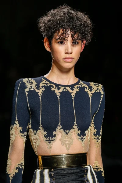 Balmain gösterisi olarak Paris moda haftası