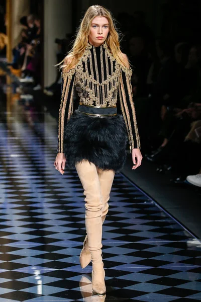 Balmain show som en del av Paris modevecka — Stockfoto