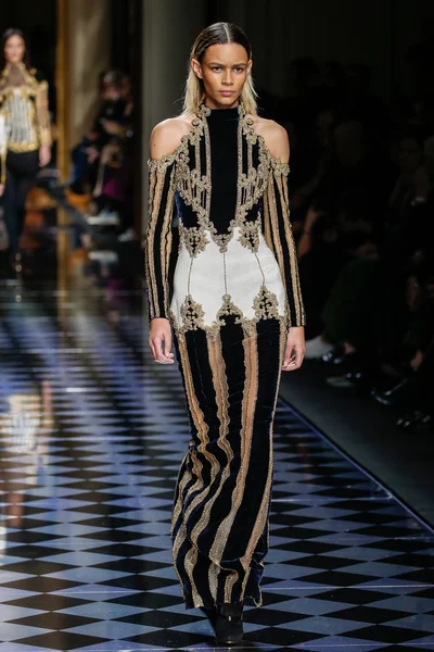 Binx Walton Balmain gösterisi sırasında pist yürüyor