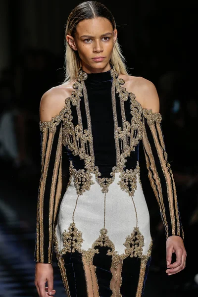 Binx Walton Balmain gösterisi sırasında pist yürüyor