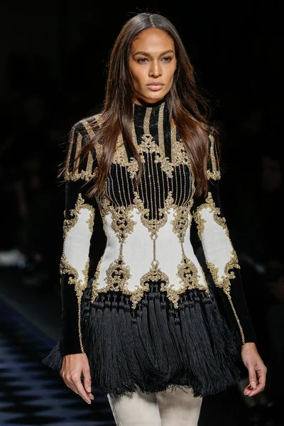 Balmain gösterisi olarak Paris moda haftası