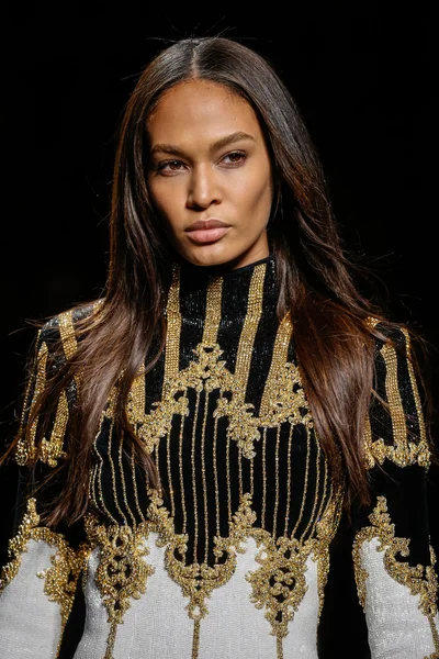 Balmain gösterisi olarak Paris moda haftası
