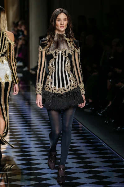 Balmain gösterisi olarak Paris moda haftası