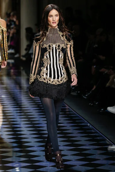 Balmain gösterisi olarak Paris moda haftası