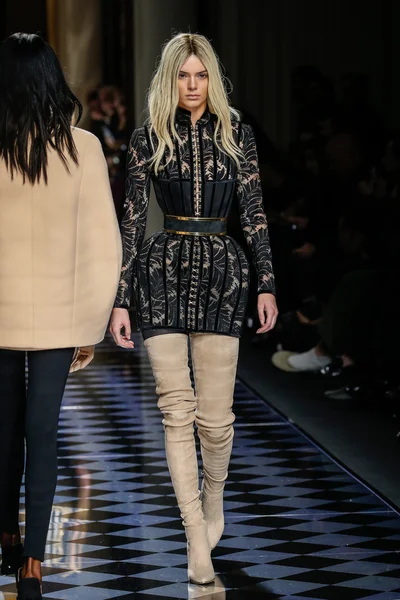Balmain gösterisi olarak Paris moda haftası