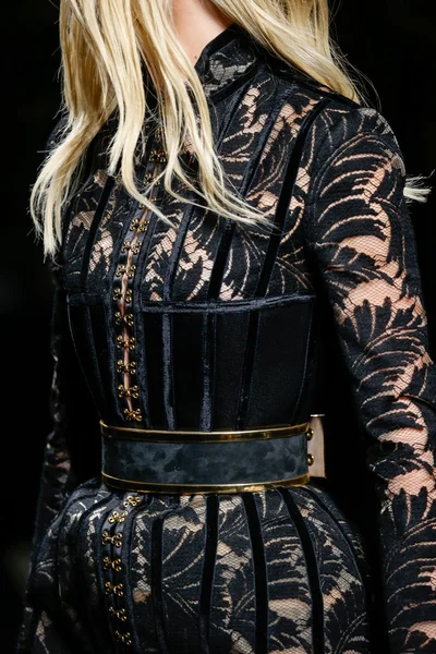 Balmain gösterisi olarak Paris moda haftası