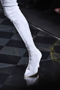 Balmain gösterisi olarak Paris moda haftası