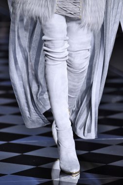 Balmain gösterisi olarak Paris moda haftası