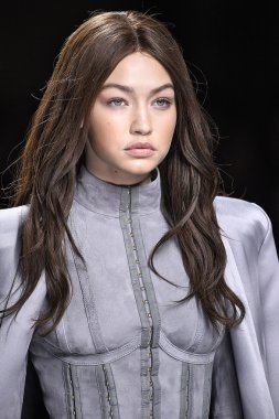 Balmain gösterisi olarak Paris moda haftası