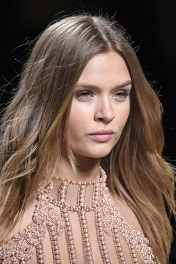 Balmain gösterisi olarak Paris moda haftası