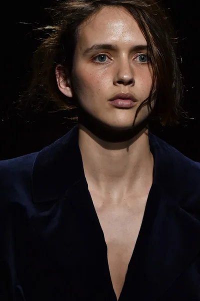 Défilé Jacquemus dans le cadre de la Fashion Week de Paris — Photo