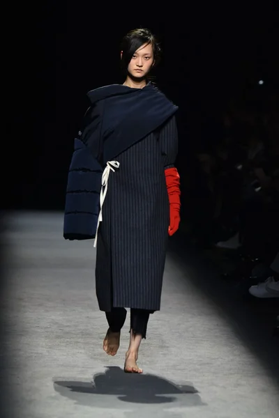 Sfilata Jacquemus nell'ambito della Settimana della Moda di Parigi — Foto Stock