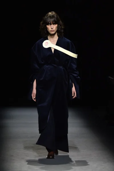 Défilé Jacquemus dans le cadre de la Fashion Week de Paris — Photo