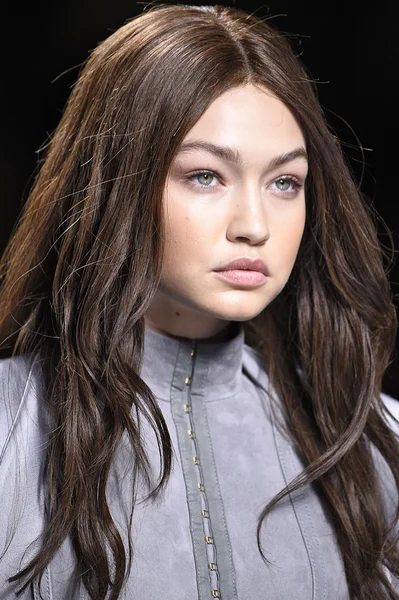 Balmain gösterisi olarak Paris moda haftası