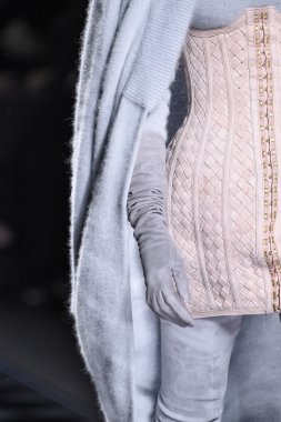 Balmain gösterisi olarak Paris moda haftası