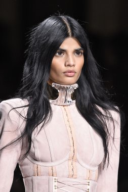 Balmain gösterisi olarak Paris moda haftası