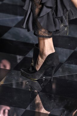 Balmain gösterisi olarak Paris moda haftası