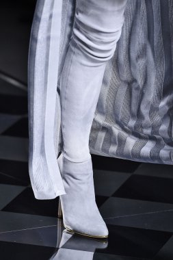 Balmain gösterisi olarak Paris moda haftası