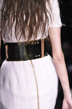 Balmain gösterisi olarak Paris moda haftası