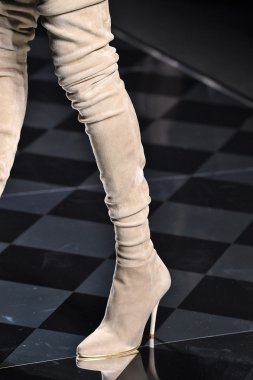 Balmain gösterisi olarak Paris moda haftası