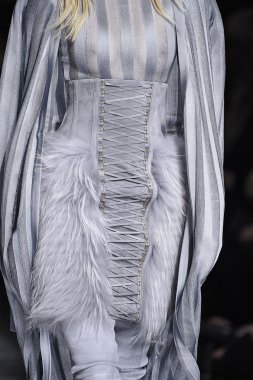 Balmain gösterisi olarak Paris moda haftası