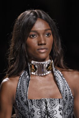 Balmain gösterisi olarak Paris moda haftası
