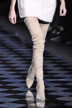 Balmain gösterisi olarak Paris moda haftası