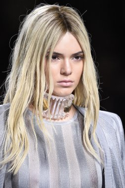 Balmain gösterisi olarak Paris moda haftası
