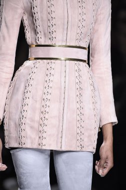 Balmain gösterisi olarak Paris moda haftası