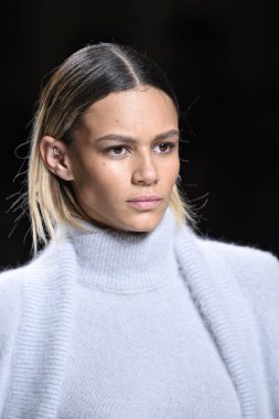 Binx Walton Balmain gösterisi sırasında pist yürüyor