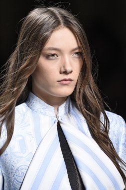 Balmain gösterisi olarak Paris moda haftası