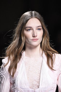 Balmain gösterisi olarak Paris moda haftası