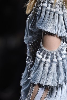 Balmain gösterisi olarak Paris moda haftası