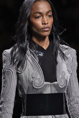 Balmain gösterisi olarak Paris moda haftası