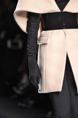 Balmain gösterisi olarak Paris moda haftası