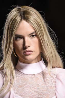 Balmain gösterisi olarak Paris moda haftası