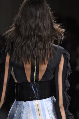 Balmain gösterisi olarak Paris moda haftası