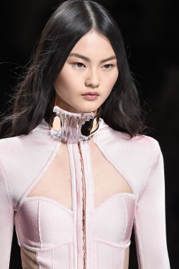Balmain gösterisi olarak Paris moda haftası
