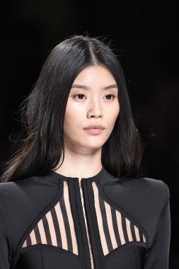 Balmain gösterisi olarak Paris moda haftası