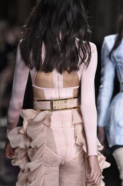 Balmain gösterisi olarak Paris moda haftası
