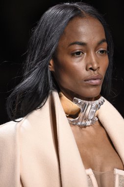 Balmain gösterisi olarak Paris moda haftası