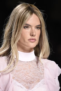 Balmain gösterisi olarak Paris moda haftası