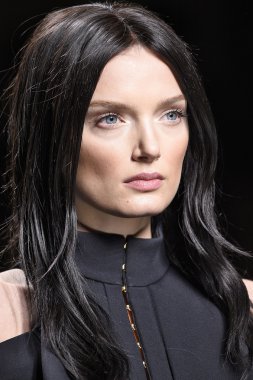 Balmain gösterisi olarak Paris moda haftası