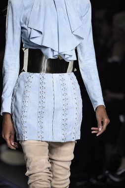 Balmain gösterisi olarak Paris moda haftası