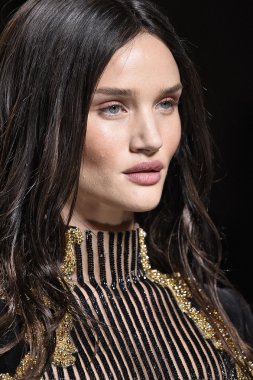Balmain gösterisi olarak Paris moda haftası
