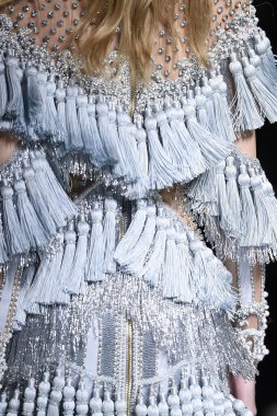 Balmain gösterisi olarak Paris moda haftası