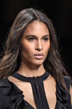 Balmain gösterisi olarak Paris moda haftası