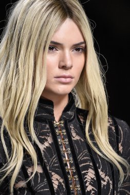Balmain gösterisi olarak Paris moda haftası