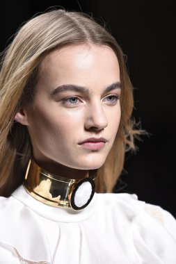Balmain gösterisi olarak Paris moda haftası