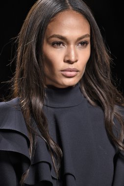 Balmain gösterisi olarak Paris moda haftası